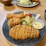 黒豚とんかつ ほり壱 - いつもの特選ロースとヒレカツに
      伺った当日よりはじまった海老（とタルタルソース）も追加した、ほり壱の満貫全席