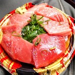 JAPAN MEAT - ワサビを乗せた切り身だけ筋がありましたが、それ以外は赤身も含め、すぐとろけました( *´艸)♥️ 脂のってるのでワサビ２袋で正解です笑