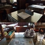 キンカーオ - テーブル席。タイ料理に御馴染みの4種類の調味料もきちんと常備されてます