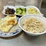 梁記嘉義鶏肉飯 - 鶏肉飯セット　目玉焼き　小鉢(茄子炒め・ブロッコリー・キャベツ)