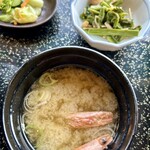 光る海 - えびのお味噌汁と副菜
