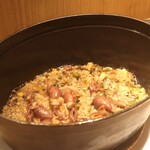 RISTORANTE IL NODO - ストウブ鍋で炊き上がった状態の4殻米リゾット ホタルイカのプレゼンテーション