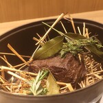 RISTORANTE IL NODO - ストウブ鍋で藁とともに燻された宮崎県山崎牛カイノミのプレゼンテーション