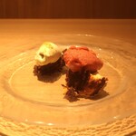 RISTORANTE IL NODO - チーズケーキ 木苺のジェラート乗せとガトーショコラ 実山椒アイス乗せ