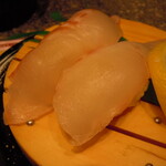 回転割烹 寿司御殿 - 桜鯛の握り