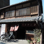 Kanetsukidoushita Tanakaya - 渋い佇まいの店舗