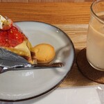 お菓子とくつろぎとこむぎさん - いちごのタルト、カフェラテ