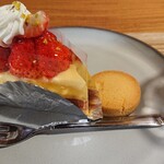 お菓子とくつろぎとこむぎさん - いちごのタルト（米粉クッキーのおまけつき）