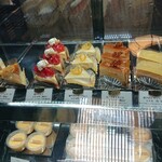 お菓子とくつろぎとこむぎさん - ショーケース①