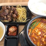 Gyuukaku Yakiniku Shokudou - 熟成カルビ焼き定食＆石鍋豆腐チゲ（単品）