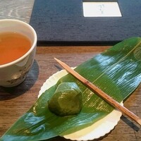 韻松亭 - 笹巻き麩万頭