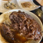 喫茶エンデバー - 細挽き肉の煮込みハンバーグは、中がとろとろでした