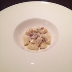 さつまいものニョッキ　イタリア４種類のチーズのクレーマと胡桃２０１４，３