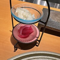 銀座 焼 新潟屋 - 箸休めの玉ねぎと大根