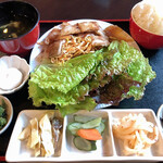 韓国家庭料理 唐辛子 - サムギョプサル定食1320円