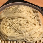 麺屋 鶏ノ湯 - 熱盛の細麺。熱盛なので、スープが最後まで熱々！