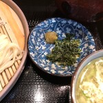 麺屋 鶏ノ湯 - 味変用のバラ海苔と柚子胡椒が細麺に合う！