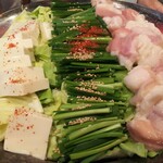 Gyouza Sakaba Sankumi - 国産牛生モツ鍋