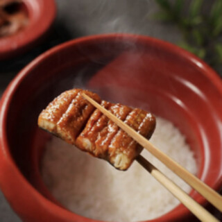 The specialty! Eel and salmon roe rice cooked in a clay pot is delicious!