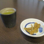 Kankou Sou - 初めに提供される鰻の骨煎餅とお茶。