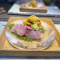 日本料理 TOBIUME - ＊マァ、お刺身が立派。それぞれが厚みもあり大きく、雲丹は溢れんばかりに盛られています。