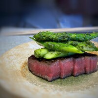 日本料理 TOBIUME - ＊お肉が美しい､いつもながら完璧な火入れ。アスパラ大好きですから、この量を頂けるのも嬉しいですね。(*^_^*)