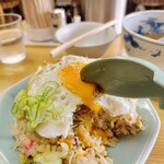 かし亀 - 黄身を崩しチャーハンを喰らう