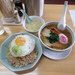 かし亀 - しらす生姜チャーハン850円 目玉焼き150円 半ラーメンセット500円