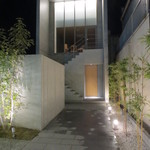 ここはどこでしょう。九州の佐賀市です。正面一階が入口。