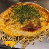 Honke Sonchou No Mise - 肉玉そば(税込990円)
                ・茹で生中太麺(磯野製麺所)
                ・本家村長の店オリジナルソース
                ・焼き方:ヘラで押さえる
                ・焼き上がりの形:まずまず綺麗な焼き上がり
                ・鉄板又は鉄板皿で食べるのがスタンダード 