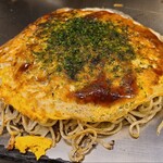 本家 村長の店  - 肉玉そば(税込990円)
            ・茹で生中太麺(磯野製麺所)
            ・本家村長の店オリジナルソース
            ・焼き方:ヘラで押さえる
            ・焼き上がりの形:まずまず綺麗な焼き上がり
            ・鉄板又は鉄板皿で食べるのがスタンダード 