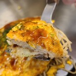 本家 村長の店  - オリジナルお好みソースは落ち着いた甘さ、微かに酸味が強いのかなぁ
            麺は表面を焦がす程度の焼き加減で中は軟かめでパリパリ派の私には刺さらず
            魚粉がベースにも麺にもたっぷり掛けられているので粉っぽく感じた