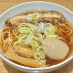 人類みな麺類 Premium - らーめん原点
      990円（税込1089円）
      当店の原点となる醤油らーめんです。鰹をふんだんに使用した
      香味油に醤油独自の甘みを活かした懐かしいらーめんに仕上げています。