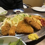 酒蔵お太幸 中央店 - ハチワレがカキフライを奪った、そんなのも許される仲間