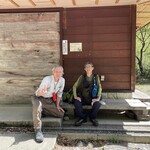 東電小屋 - ここは先客カップルが一組だけ休憩していた