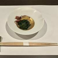 新宿 鮨 よこ田 - 先付のホタルイカとワカメの酢味噌和え