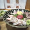 魚喜 - 海鮮丼には、5種類の切り身が盛られています。ビジュアルがキレイ。