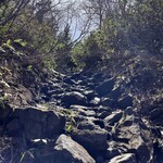 東電小屋 - 続いてここ。ここを抜ければ白砂峠