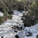 東電小屋 - このルート唯一の難関のここはトレッキングシューズがあればよし。残雪が無ければスニーカーでも行けるかな