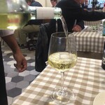 Osteria Italiana - ドリンク写真:白のグラスワインで乾杯！