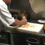 インド料理 パリワル - ペタイ！ペタイ！パラタに鉄槌を喰らわしているところ(撮りやすいようにポジションをずらしてくれました)