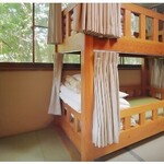 東電小屋 - 2段ベットが3個の6人部屋。2人なので「好きなベッドで寝てください」と(笑)