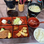 東電小屋 - そしてお待ちかねの夕食は17:30から。こういう所だと何を食べても美味しい。食べられるようになりました。うどんは残しましたが、あとは完食しました