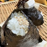 ごほうびおむすび - 追加した有明海苔と天日塩のおむすびと北海道昆布とクリームチーズ