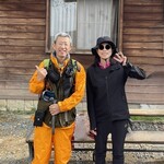 東電小屋 - 大清水から着かず離れず休憩すると会い、お話ししながら来た山ガールさん。別の所に泊まったのだけど、出発間際にまたバッタリと遭う。流石に記念写真を撮りましたよ(笑)