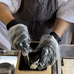 ごほうびおむすび - ごはんのりでくっつけます、握ってないからフワッと、でも海苔にしっかり包まれてるから崩れない!!