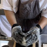 ごほうびおむすび - 握ず、海苔で包みながら整えます