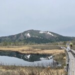 東電小屋 - 天気は薄曇り。逆さ至仏山を移す水面は少しだけさざめいて来て、天候が変る前触れです。夕方には雨になるかも、という予報ですから僕らはツイてますね