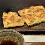 お好み焼屋みっちゃん - いい柴犬色にカリカリになると春菊が香ばしくなる(n´v`n)