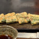 お好み焼屋みっちゃん - 春菊のチヂミを更に焼いていくよ